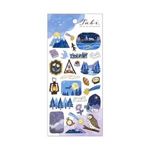 Könnte beinhalten: Eine Bogen mit Aufklebern mit Illustrationen von Camping- und Naturszenen. Die Aufkleber sind in einem blauen, weißen und gelben Farbschema gehalten und zeigen Bilder eines Lagerfeuers, eines Zeltes, eines sternenklaren Nachthimmels, eines Sees, eines Berges, eines Vogels und einer Laterne. Der Text "Tabi. And we are the explorers" ist oben auf dem Bogen gedruckt.