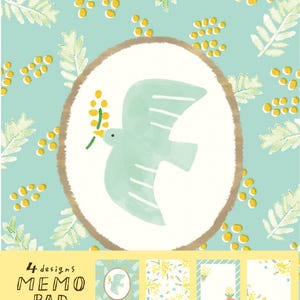 Peut inclure: Un bloc-notes avec 4 motifs représentant un oiseau bleu tenant une branche de fleurs jaunes dans son bec, un motif floral, un motif floral avec un oiseau bleu et une page lignée avec un motif floral. Le bloc-notes a un fond bleu clair avec des points jaunes et des feuilles blanches.
