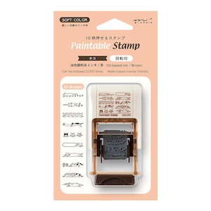 Pode incluir: Um carimbo rotativo da marca Midori em uma embalagem de plástico bege e marrom. O carimbo apresenta 10 designs de gatos com tinta marrom à base de óleo. A embalagem inclui texto como Paintable Stamp, 10 designs e Oil-based ink / Brown.