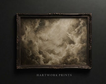 Op de afbeelding: Een ingelijst schilderij van een bewolkte lucht in tinten bruin en grijs. Het schilderij is in een donkerbruine, sierlijke lijst met gouden accenten. De tekst "HARTWORK PRINTS" staat onder de lijst.