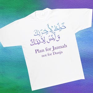 Könnte beinhalten: Weißes T-Shirt mit Rundhalsausschnitt und kurzen Ärmeln. Das Shirt zeigt arabische Kalligraphie und den englischen Text "Plan for Jannah not for Dunja" in Lila. Der Hintergrund ist ein Farbverlauf aus Blau und Grün.