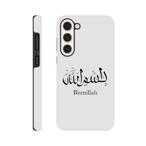 Puede incluir: Una taza de cerámica blanca con un asa negra y el texto "But First, Coffee" en negrita negra. La taza está sobre una superficie de madera. La taza mide aproximadamente 10 cm de altura.