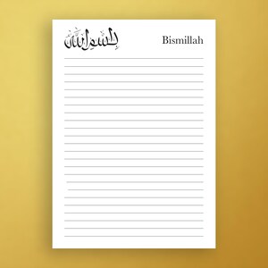 Könnte beinhalten: Ein weißes, liniertes Notizbuch mit arabischer Kalligraphie "Bismillah" oben links und dem englischen Wort "Bismillah" rechts. Das Notizbuch befindet sich auf einem goldenen Hintergrund.