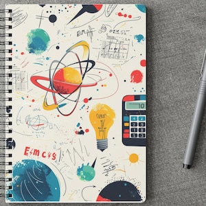 Puede incluir: Un cuaderno de espiral con una cubierta de color crema que presenta un estampado científico colorido. El diseño incluye un modelo de átomo, una bombilla amarilla, una calculadora, ecuaciones matemáticas y formas abstractas similares a planetas en azul y rojo.