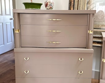 DISPONÍVEL *** Cômoda curva vintage Bassett MCM | Luxe Taupe e dourado | Ferragens originais em latão | Highboy | Cômoda | Frete não grátis