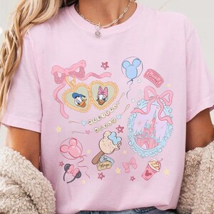 Kokette Disney Shirt, Herz Locket Donald Daisy T-Shirt, Magic Kingdom Ästhetik Shirt, Pastell Disneycore T-Shirt, Kawaii Freizeitpark T-Shirt