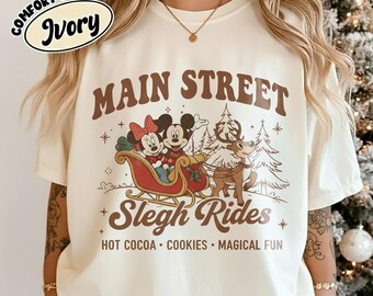 Camiseta navideña de Disney con paseos en trineo por la calle principal, camiseta navideña de Mickey y Minnie, camiseta navideña de Disney, paseos en trineo de Mickey por la calle principal