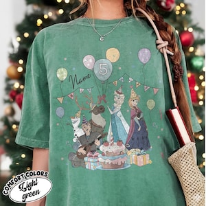 Puede incluir: Camiseta Comfort Colors verde claro con un gr&aacute;fico de cumplea&ntilde;os con personajes de dibujos animados, globos y una tarta. El gr&aacute;fico incluye el n&uacute;mero 5, la palabra "Name" y el texto "Light green".