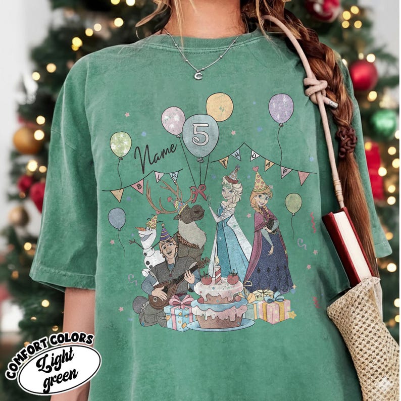 Puede incluir: Camiseta Comfort Colors verde claro con un gr&aacute;fico de cumplea&ntilde;os con personajes de dibujos animados, globos y una tarta. El gr&aacute;fico incluye el n&uacute;mero 5, la palabra "Name" y el texto "Light green".