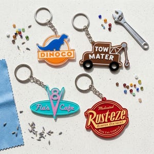 Llavero acrílico de Disney Cars, llaveros personalizados de Radiator Springs, llavero de Lightning McQueen y Tow Mater, cumpleaños de carreras de la Copa Pistón imagen 7