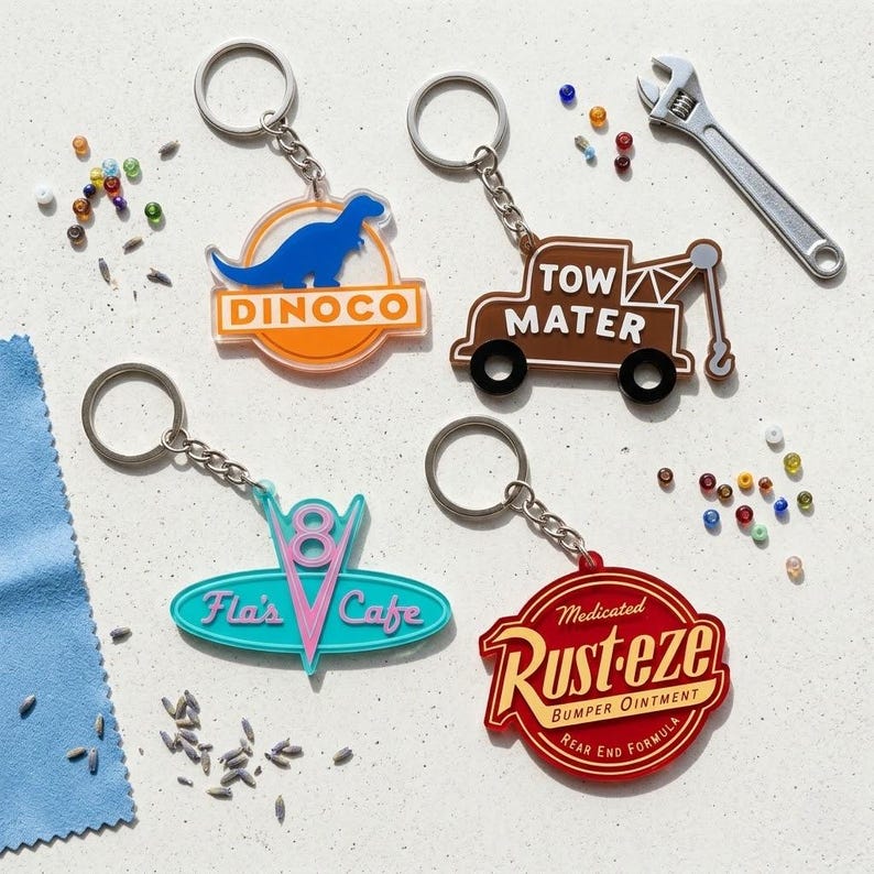Llavero acrílico de Disney Cars, llaveros personalizados de Radiator Springs, llavero de Lightning McQueen y Tow Mater, cumpleaños de carreras de la Copa Pistón imagen 7