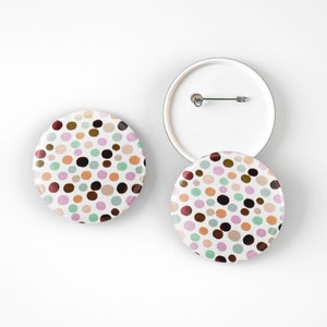 Badge blanc à pois colorés avec épingle de sûreté