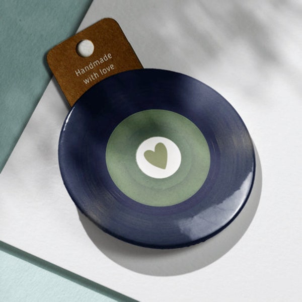 Vinyle avec petit coeur - Badge et Magnet 58 mm