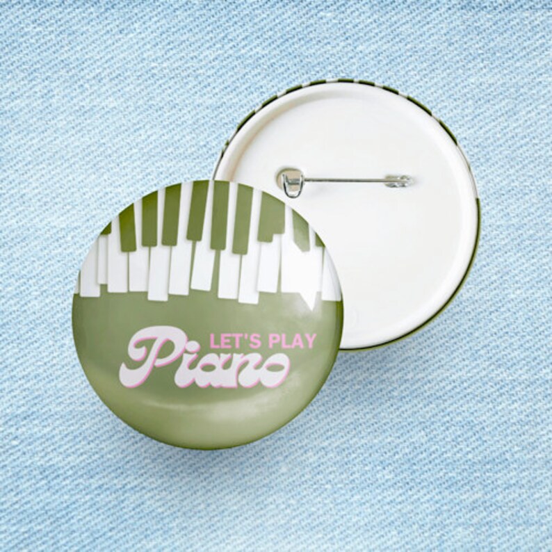 Badge let's play piano écriture vintage avec épingle de sûreté