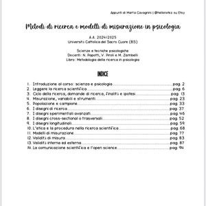 Puede incluir: Un papel blanco con el título "Metodi di ricerca e modelli di misurazione in psicologia" en escritura negra. El papel incluye un índice con temas numerados y números de página, y el texto "Appunti di Marta Cavagnini | @hellonotez su Etsy".