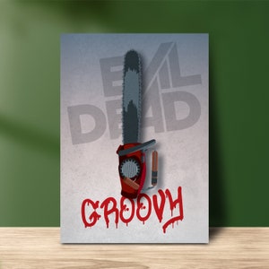 Può includere: Un poster con una motosega rossa e grigia con le parole "Evil Dead" e "Groovy" in vernice rossa che cola.