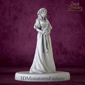 Op de afbeelding: Een wit beeldje van een vrouw in een lange jurk, met een boeket rozen. Ze draagt een bloemenkrans. Het beeldje staat op een witte basis met de tekst "3D Miniatures Factory". De achtergrond is diep paars.