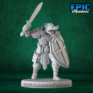 Könnte beinhalten: Eine graue, 3D-gedruckte Miniatur eines Eber-artigen Wesens, das eine Rüstung trägt und ein Schwert und einen Schild hält. Die Miniatur steht auf einem runden Sockel mit dem aufgedruckten Text "3DminiaturesFactory". Die Miniatur ist Teil der Epic Miniatures-Linie.