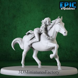 Könnte beinhalten: Eine weiße Miniaturskulptur einer Person, die ein Pferd reitet. Der Reiter umarmt den Hals des Pferdes. Die Skulptur steht auf einem runden Sockel. Der Text "3DMinaturesFactory" steht unten. Das Logo "EPIC Miniatures" befindet sich oben rechts.