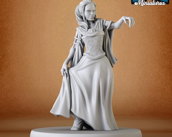 Pode incluir: Uma figura miniatura pintada de cinza de uma mulher vestindo um vestido longo e fluido com detalhes intrincados. A mulher tem uma expressão séria no rosto e o cabelo está puxado para trás. A figura está em pé sobre uma base circular com o texto "3DMiniaturesFactory" impresso nela.