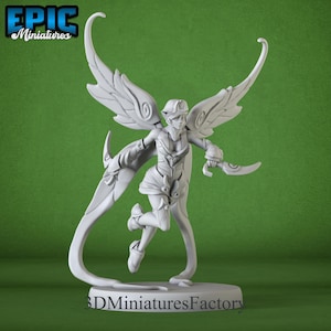 Peut inclure: Une miniature d'une fée avec des ailes, portant un chapeau et tenant une épée, imprimée en 3D en blanc. La miniature est posée sur un socle avec le texte "3D Miniatures Factory".