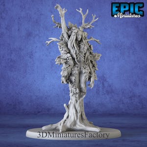 Può includere: Una scultura in miniatura grigia e dettagliata di una figura femminile con un albero che cresce dal suo corpo. La figura è in piedi su una base rotonda con il testo "3DminiaturesFactory" stampato su di essa. La scultura è un pezzo a tema fantasy.