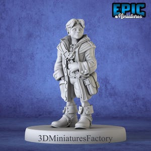 Könnte beinhalten: Graue Miniaturfigur einer Person in einem langen Mantel, Shorts und Stiefeln, die ein Werkzeug hält. Die Figur steht auf einem runden Sockel mit dem Text "3D Miniatures Factory". Das Epic Miniatures-Logo befindet sich oben rechts.