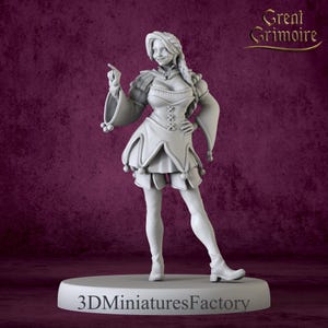 Pode incluir: Miniatura impressa em 3D de uma figura de bobo da corte feminina. A figura está em uma pose brincalhona, usando uma fantasia detalhada com corpete, saia e mangas compridas. A base diz "3DMinaturesFactory" e o canto superior direito tem o texto "Great Grimoire".