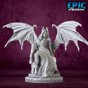 以下が含まれることがあります： 角と翼を持ち、流れるようなローブを着た女性の悪魔のミニチュアフィギュア。白く塗られています。フィギュアは、王座のような台座に座っています。フィギュアは、テーブルトップロールプレイングゲーム用のミニチュアセットの一部です。