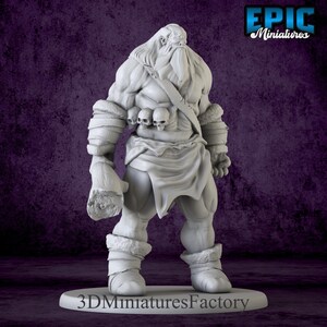Puede incluir: Figura en miniatura gris detallada de un guerrero musculoso y barbudo. La figura lleva botas y brazaletes forrados de piel, un taparrabos y una correa en el pecho con tres adornos de calaveras. La figura está sobre una base redonda con el texto "3D Miniatures Factory".
