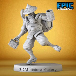 Peut inclure: Une miniature imprimée en 3D en gris d'une figurine portant un chapeau conique et portant un tonneau et une tasse. La figurine porte une longue robe et a une longue barbe. La miniature est posée sur une base ronde avec le texte "3DminiaturesFactory" imprimé dessus.