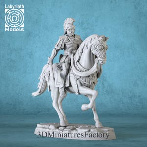 Op de afbeelding: Een wit 3D-geprint miniatuur van een Romeinse soldaat te paard. De soldaat draagt ​​een harnas en een helm. Het paard heeft een decoratief hoofdstel en zadel. Het miniatuur staat op een voetstuk met de tekst "3D Miniatures Factory".