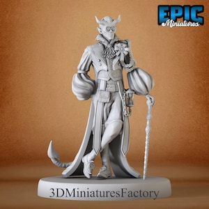 Pode incluir: Uma figura miniatura pintada de branco de um personagem diabólico que veste um casaco comprido, um colete e um par de óculos. A figura segura um cajado e tem uma cauda. A base da figura diz "3D Miniatures Factory".