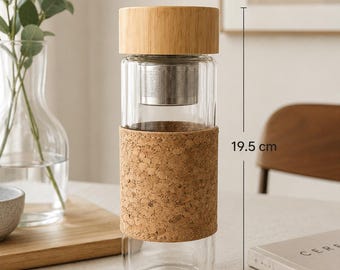 May include: A clear glass tea infuser bottle with a bamboo lid, a stainless steel infuser, and a cork sleeve. The bottle is 7 cm wide and 19.5 cm tall, with a 400 ml capacity.