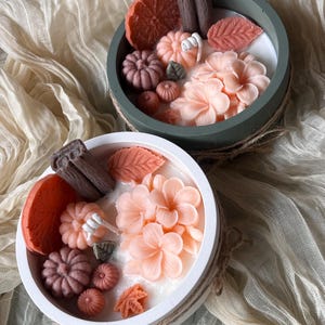 Herbstkerze mit Blumen und Kürbissen | Handgemachte Deko Kerze | Herbstdeko in Aprikose & Creme