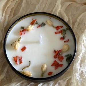 Duftkerze Orange Blossom im schwarzen Gefäß mit Deckel | Handgegossene Kerze mit Blütendekor | Orangenblüte | Geschenkidee
