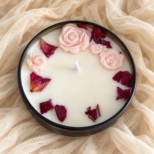 Duftkerze Rose Pink Sapphire mit Wachsrosen – handgefertigte Rosenkerze in schwarzer Dose mit Deckel, Geschenk für sie