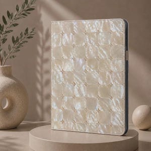 Funda tipo folio para iPad con diseño de concha de nácar, cubierta de piel sintética Coastal Luxe.