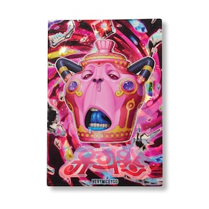 Può includere: Una stampa artistica rettangolare con una teiera rosa a cartoni animati con la bocca aperta e la lingua blu. La teiera ha manici neri e dettagli dorati. Lo sfondo è un vivace mix di rosa, rosso e viola con forme astratte. Il testo "VERYNICEYGO" è in basso.