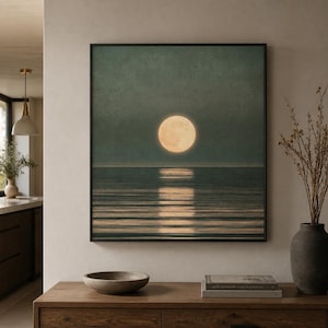 Puede incluir: Una impresión de arte mural cuadrada que muestra una luna llena centrada sobre un océano oscuro y tranquilo. La luna emite un brillo suave y cálido que se refleja en una línea vertical sobre el agua verde oscuro y azul, creando una escena nocturna.