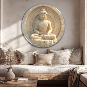 Può includere: Una scultura di Buddha beige in posa meditativa, montata su uno sfondo circolare e strutturato. L'opera è incorniciata da un bordo color argento. Il Buddha è seduto su un fiore di loto, con le mani in grembo. Il tema generale è spirituale e decorativo.
