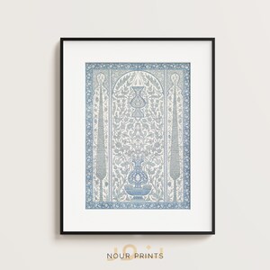 K&ouml;nnte beinhalten: Ein blauer und wei&szlig;er Teppich mit floralem Muster und zwei Vasen. Der Teppich hat einen traditionellen persischen Stil.