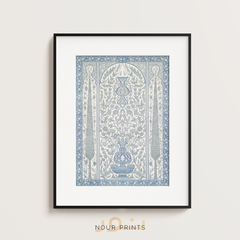 K&ouml;nnte beinhalten: Ein blauer und wei&szlig;er Teppich mit floralem Muster und zwei Vasen. Der Teppich hat einen traditionellen persischen Stil.