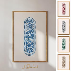 Op de afbeelding: Een ingelijste kunstdruk met een blauw bloemenontwerp op een crèmekleurige achtergrond. Het ontwerp heeft een langwerpige ovale vorm met gedetailleerde bloempatronen. Extra prints in rood, grijs, groen en bruin worden ook getoond.