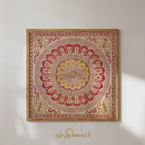 Könnte beinhalten: Ein gerahmter Druck eines Vintage-Mandala-Designs mit filigranen Details in Rot, Gelb und Weiß. Das Mandala ist von einem Rand aus floralen und geometrischen Mustern umgeben.