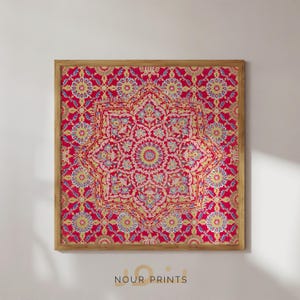 Puede incluir: Una impresión enmarcada de un mandala colorido con fondo rojo y detalles intrincados en amarillo, azul y rosa. El mandala está rodeado por un marco de madera.
