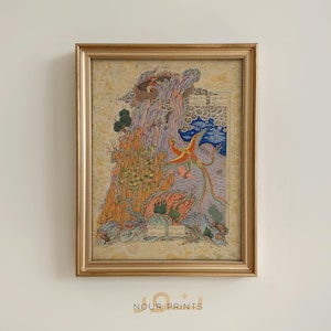 Puede incluir: Una obra de arte enmarcada con una vibrante ilustración de un ave mítica con plumaje rojo, naranja y amarillo volando sobre un paisaje montañoso. La obra de arte está enmarcada en un marco dorado. El texto "NOUR PRINTS" está en la parte inferior.