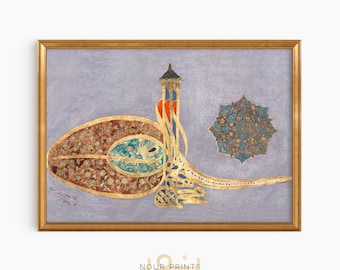 Peut inclure: Une œuvre d'art encadrée présentant un motif calligraphique doré et bleu sur un fond violet clair. Le motif comprend une fleur stylisée et un motif géométrique.