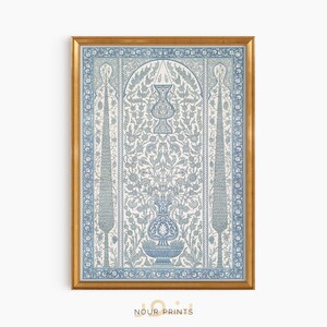 K&ouml;nnte beinhalten: Ein gerahmter Druck mit einem blauen und wei&szlig;en floralen Design mit einer Vase in der Mitte. Das Design erinnert an traditionelle islamische Kunst.
