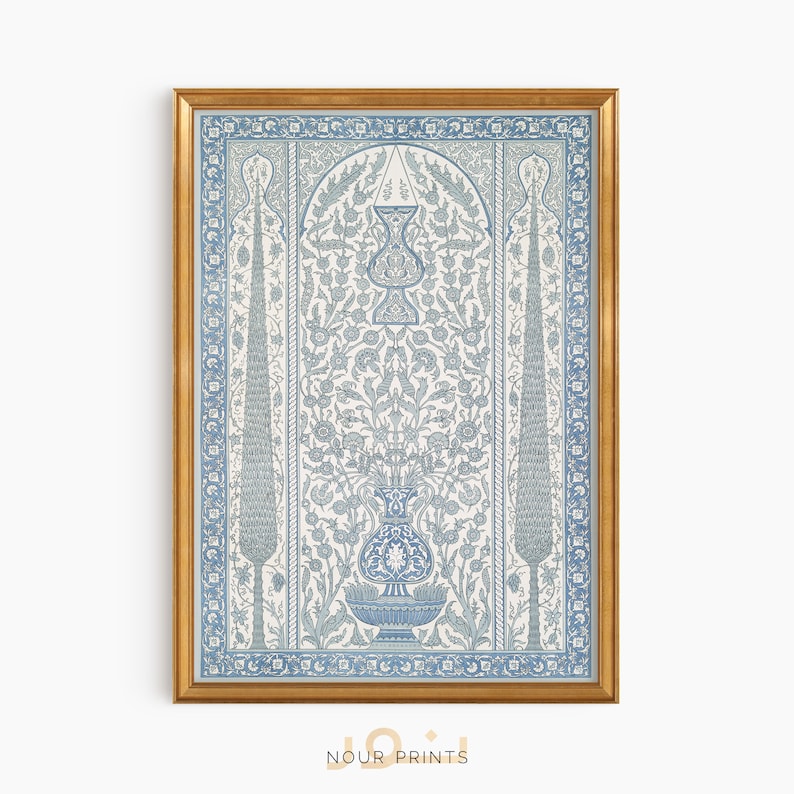 K&ouml;nnte beinhalten: Ein gerahmter Druck mit einem blauen und wei&szlig;en floralen Design mit einer Vase in der Mitte. Das Design erinnert an traditionelle islamische Kunst.